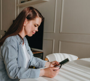 young-woman-making-online-payment-for-shopping-usi-2022-11-07-21-17-06-utc-1.jpg